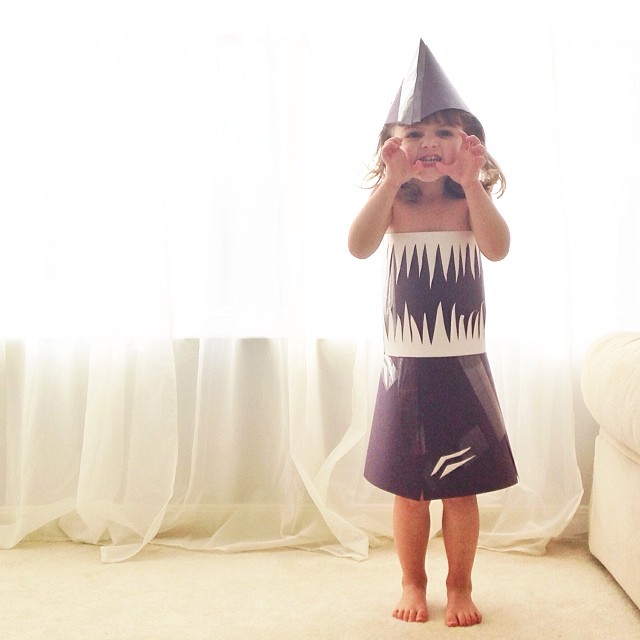4-year-old-girl-paper-dresses-2sisters-angie-mayhem-10