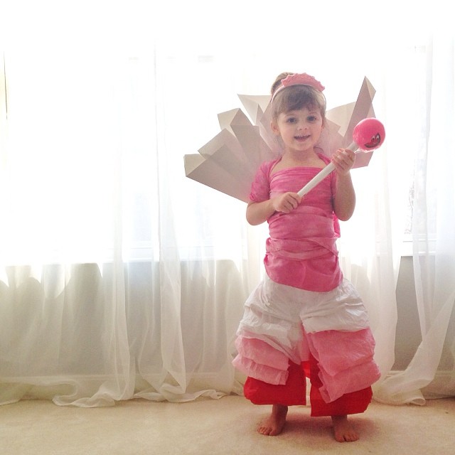 4-year-old-girl-paper-dresses-2sisters-angie-mayhem-20