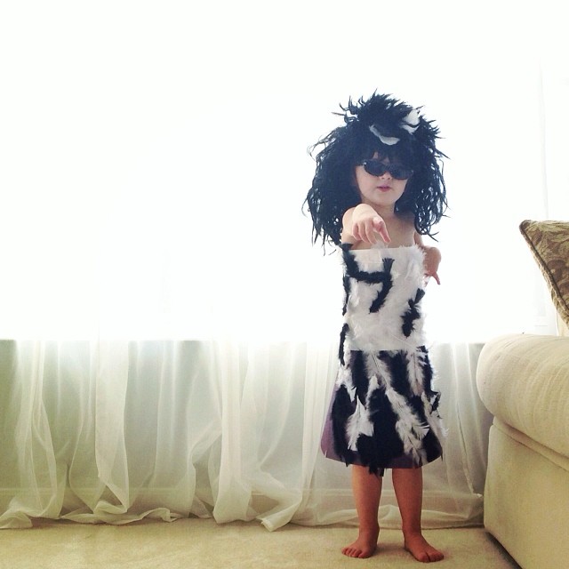 4-year-old-girl-paper-dresses-2sisters-angie-mayhem-24